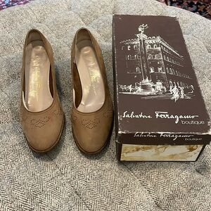 Vintage Salvatore Ferragamo boutique suede heels size 9AAA with box